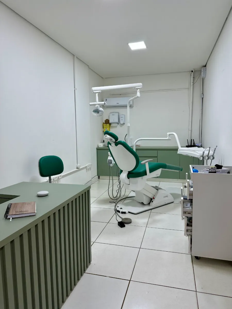 Consultório com cadeira odontológica e bancada