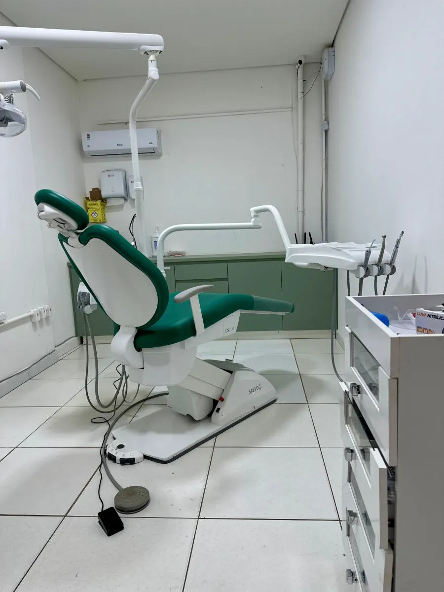 Cadeira odontológica e equipo do consultório